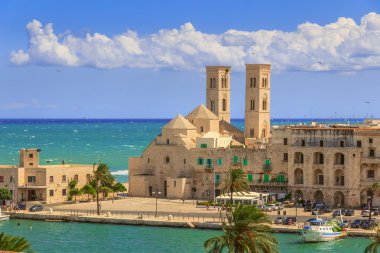Molfetta eski şehir görünümünü: liman ve eski Katedrali (Duomo Vecchio). İtalya (Apulia).