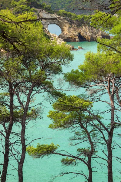 Apulia partján: Gargano Nemzeti Park, San Felice arch (Architello), Olaszországban, Vieste. — Stock Fotó