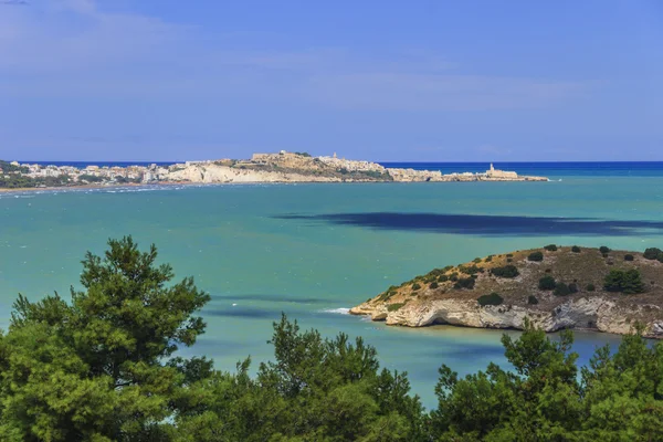 ガルガーノ沿岸: Vieste.-(Apulia) イタリアの湾- — ストック写真