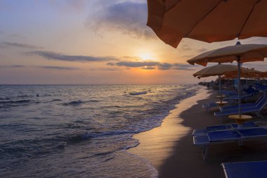 Yaz zamanı: sahil gün batımı. Torre Mozza Plajı, ince kumsallı, İtalya 'nın Apulia kentindeki Salento' nun güney kesimindeki en uzun ve en çekici sahillerden biridir..