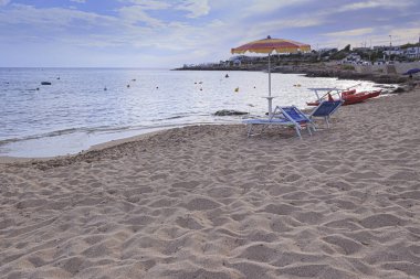 Apulia, İtalya 'da Marina di Felloniche plajı. Felloniche plajı, Salento' da Torre Vado ve Santa Maria di Leuca arasında İyon kıyılarında bir uçurum tarafından kucaklanan küçük kumlu bir plajdır..