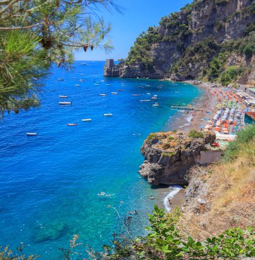 Fornillo plajı, Campania 'nın Amalfi Sahili' ndeki Positano 'nun ana plajlarından biridir. Kumsal küçük, kumdan oluşmuş çakıl taşları ve hafif çakıllarla karışmış..