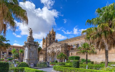 İtalya 'nın güneyindeki Sicilya' daki ana avludan Palermo Katedrali 'nin ön cephesi görünüyor.. 