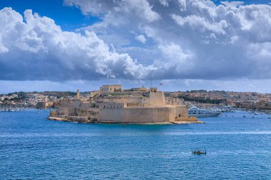 Birgu 'daki Fort St. Angelo manzarası, Malta Adası: Grand Harbour' un merkezinde yer alan kaleli bir kale..