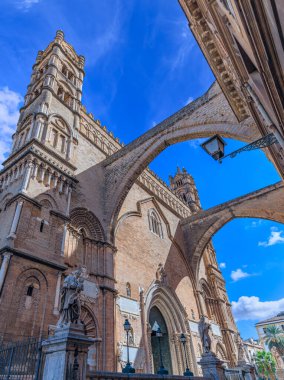 İtalya 'nın güneyindeki Sicilya' daki Palermo Katedrali 'nin batı cephesi: Sivri kemerlere ve 18. yüzyıl heykellerine sahip çan kulesine ve Gotik tarzda genişletilmiş merkezi portala bakınız..