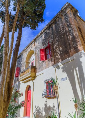 Mdina, Malta 'daki Bastion Meydanı' ndaki (veya Pjazza Tas-Sur) bir evin görüntüsü.