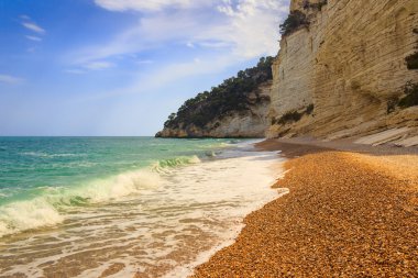 İtalya: Baia dei Mergoli beach (Apulia) en güzel kıyıları. Plajlar brigthly beyaz karstik kayalıklarla, zümrüt-mavi deniz, yeşillikler zeytin-ağaç, çam ormanları ile nefes kesen bir manzaralıdır.