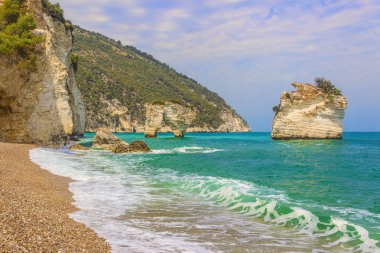 İtalya: Baia dei Mergoli beach (Apulia) en güzel kıyıları. Plajlar brigthly beyaz karstik kayalıklarla, zümrüt-mavi deniz, yeşillikler zeytin-ağaç, çam ormanları ile nefes kesen bir manzaralıdır.