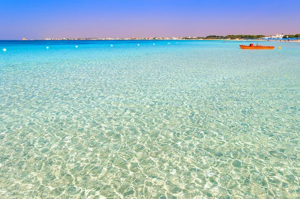 Apulia: Porto Cesareo tengeri, Salento partjának egyik legszebb homokos strandjaitól. Olaszország (Lecce). Turisztikai üdülőhely köszönhetően a napos strandok, 17 km-re, és a tiszta vizű kiterjesztése. — Stock Fotó