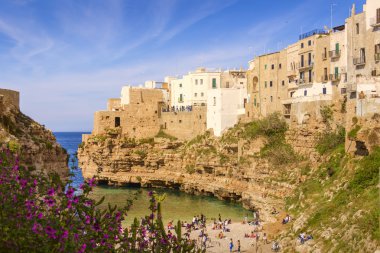 Adriyatik kıyısı. Polignano a Mare: 'Cala Porto' plaj. İtalya (Apulia)