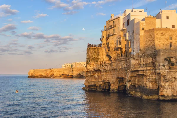 Apulischen Küste. polignano ein sommerlicher abend: ein panoramablick-italien (bari)- — Stockfoto