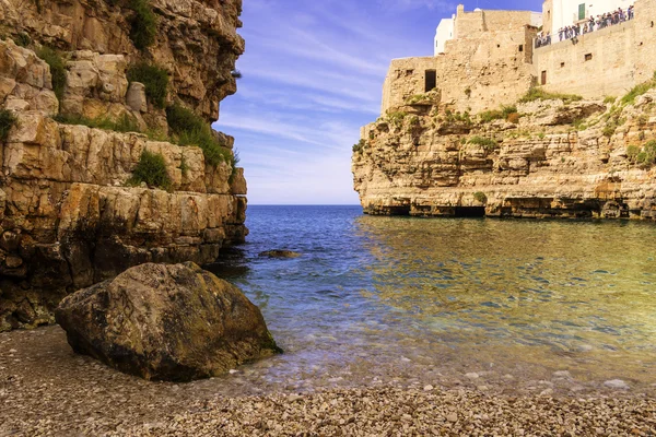 Wybrzeżu Adriatyku. Polignano a Mare: "Cala Porto" plaży. Włochy (Apulia) — Zdjęcie stockowe