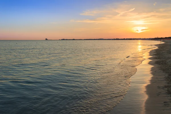 De mooiste zandstranden van de kust van de Apulia.Salento: kustlijn bij zonsondergang. Porto Cesareo strand. Italië (Lecce). — Stockfoto