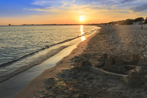 A legszebb homokos Apulia.Salento part: part, naplementekor. Porto Cesareo beach. Olaszország (Lecce). — Stock Fotó