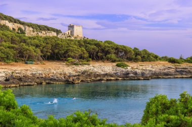 : Salento sahil. Bay Porto Selvaggio: içinde belgili tanımlık geçmiş Dell'Alto gözetleme kulesi. İtalya (Apulia).
