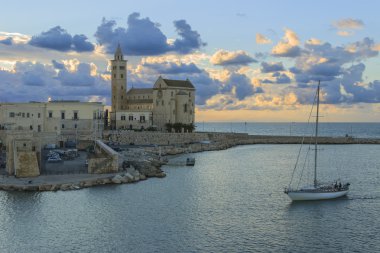 Günbatımı Harbor'da: San Nicola Pellegrino, Trani Romanesk Katedral. (Apulia) İtalya.