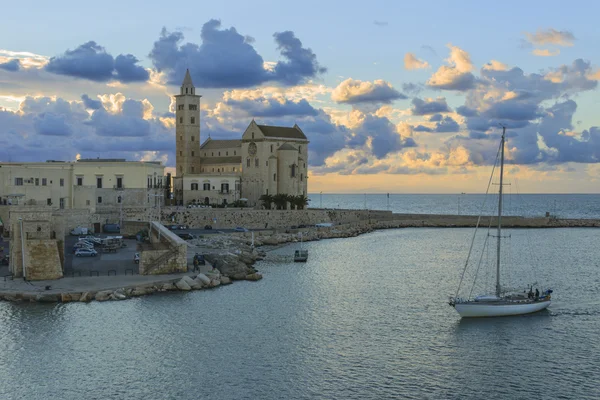 Kikötő a naplemente: román stílusú San Nicola Pellegrino, Trani Katedrális. (Puglia) Olaszország. — Stock Fotó