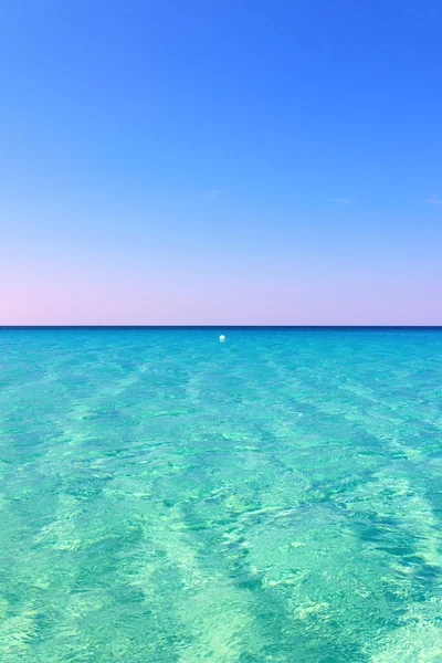Nyáron: fehér bója a tiszta, kék tenger. — Stock Fotó