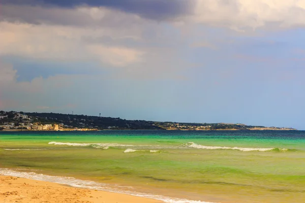 Puglia: Torre Vado legszebb homokos strandjaitól. Italy(Salento). A háttérben a város Santa Maria di Leuca. — Stock Fotó