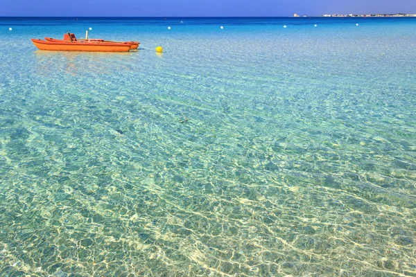 Le spiagge sabbiose più belle della Puglia: Porto Cesareo marine, costa salentina.ITALIA (Lecce) E 'una località turistica grazie alle sue spiagge assolate che si estendono per 17 chilometri e alle sue acque limpide . — Foto Stock