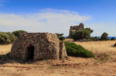: Salento Landscape.Trullo evi: arka plan Uluzzo gözetleme kulesi içinde. Apulia, İtalya.