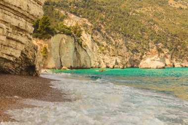 İtalya: Baia dei Mergoli beach (Apulia) en güzel kıyıları. Plajlar brigthly beyaz karstik kayalıklarla, zümrüt-mavi deniz, yeşillikler zeytin-ağaç, çam ormanları ile nefes kesen bir manzaralıdır.