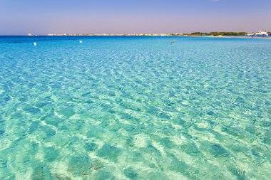 Apulia: Porto Cesareo deniz,: Salento kıyılarının en güzel kumlu plajları. İtalya (Lecce). Güneşli plajlarıyla 17 kilometre ve onun berrak sularına uzanan sayesinde bir turizm beldesidir.