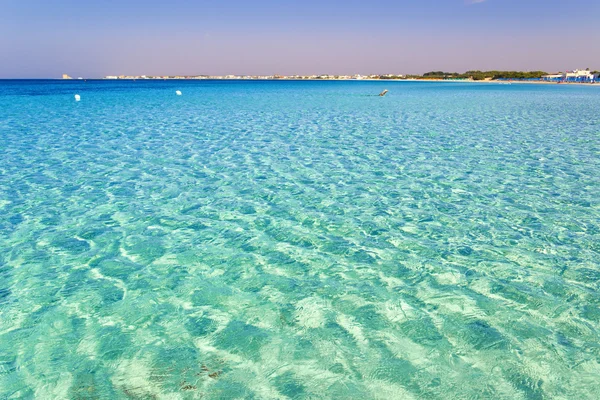 De mooiste zandstranden van Apulië: Porto Cesareo mariene, Salento kust. Italië (Lecce). Het is een toeristische resort dankzij haar zonnige stranden uitbreiden voor 17 kilometer en haar heldere water. — Stockfoto