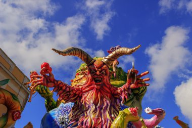 Putignano, Apulia, İtalya. 15 Şubat 2015: kağıt mache bir canavar, karnaval yüzen.