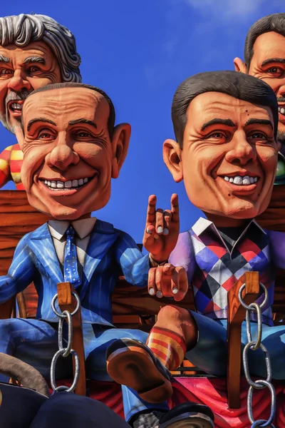 Putignano,Apulia,Italy - February 15, 2015: carnival floats, giant paper mache.Giants italian politicians: Silvio Berlusconi and Matteo Renzi.Carnival. Italian politicians: superstitious gestures.. — Stock Photo, Image