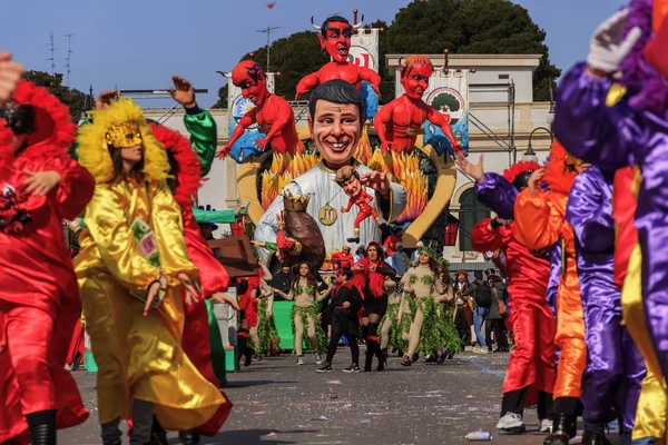Putignano, Puglia, Italia 15 Februari 2015: Karnaval mengapung, makhe kertas raksasa. Giants italian politician: Matteo Renzi (dalam bahasa Inggris). Kostum karnaval . — Stok Foto