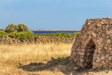 : Salento Landscape.Trullo evi: Gelibolu şehir arka plan manzarası içinde. Apulia, İtalya.