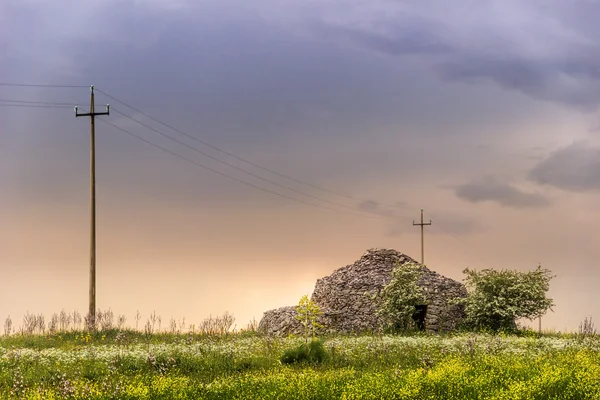 Springtime.Apulia сільській місцевості: типовий сільських ландшафтів з Труллі. Італія — стокове фото