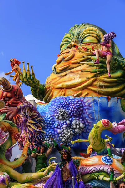 Putignano, Puglia, Italia 15 Februari 2015: karnaval mengapung, monster papier mache . — Stok Foto