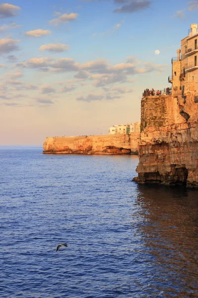 Apulischen Küste. polignano ein sommerlicher abend: ein panoramablick-italien (bari)- — Stockfoto