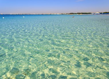 Apulia: Porto Cesareo deniz,: Salento kıyılarının en güzel kumlu plajları. İtalya (Lecce). Güneşli plajlarıyla 17 kilometre ve onun berrak sularına uzanan sayesinde bir turizm beldesidir.