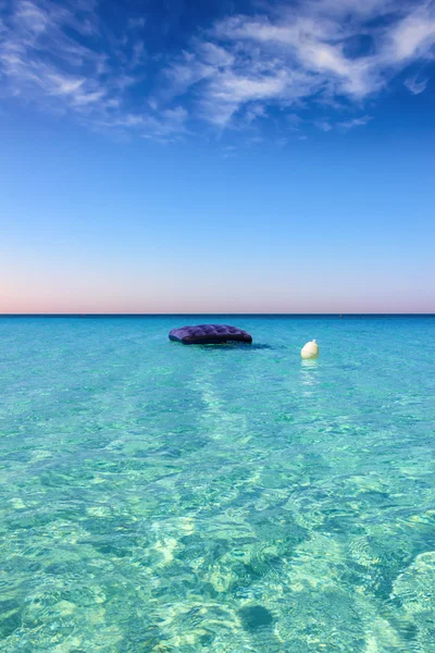Nyáron. A legszebb homokos Apulia.inflatable matrac rögzített fehér bója. Porto Cesareo beach-Olaszország (Salento). — Stock Fotó