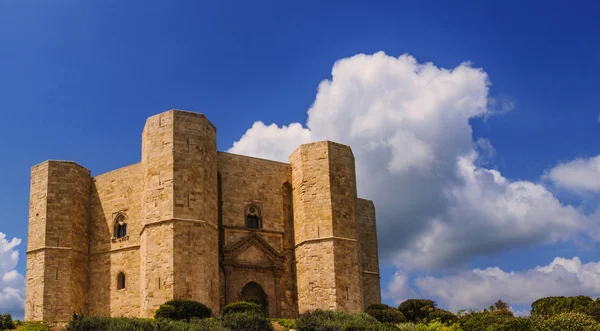 Steine von apulia.castel del monte: die Hauptfassade -italien (andria)- — Stockfoto