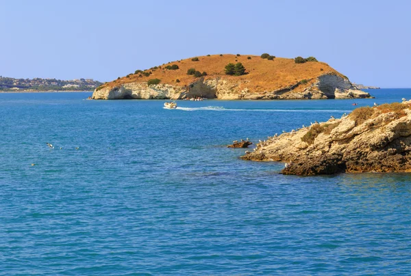 Zomer zeegezicht. Gargano kust: strand van de baai van Vieste.-(Apulia) Italië-Portonuovo is een aaneenschakeling van mooie zandduinen, doorkruist door vele kars stroompjes, dat de bezoekers in de hete zomer cool. — Stockfoto