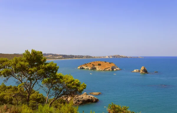 Nyári seascape. Gargano partján: bay of Vieste.-(Apulia) Olaszország-Portonuovo strandja egymást a finom homok dűnék, sok kis kars patakok, hogy hűvös a forró nyári időszakban a látogatók által. — Stock Fotó