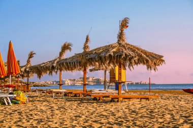 Yaz deniz manzarası. Gargano sahil: bay, Vieste.-(Apulia) İtalya-Portonuovo plajıdır ziyaretçi sıcak yaz aylarında serin birçok küçük kars akarsu tarafından geçti güzel kumulları bir arkaya.