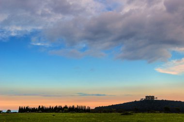Bahar manzara: Alta Murgia National Park.In arka plan Castel del Monte.Apulia,Italy.