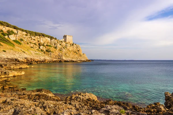 Salento partján. Porto Selvaggio Bay: a háttérben Dell'Alto Őrtorony. Olaszország (Puglia). — Stock Fotó
