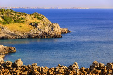 Yaz deniz manzarası. : Salento sahil: Bay Uluzzo (Lecce). İtalya (Apulia).