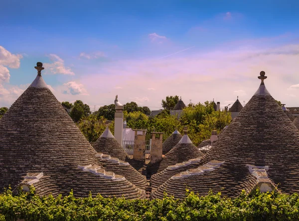 Alberobello: skyline del monumental pueblo de Trulli. ITALIA, APULIA —  Fotos de Stock