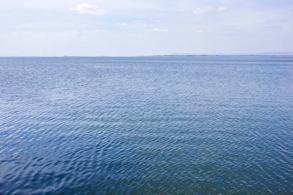 青い水の表面と青い空 — ストック写真