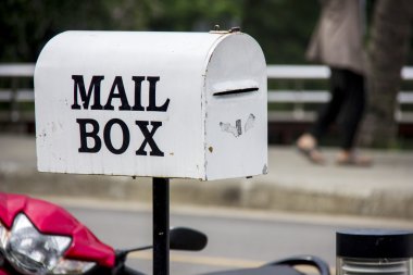 Yol kenarında beyaz paslı eski posta kutusu