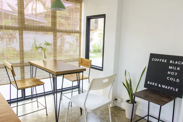 Mesa vacía en la esquina de la habitación blanca en la cafetería — Foto de stock gratis