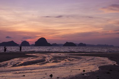 Alacakaranlıkta gökyüzü deniz beach Tayland adlı yansıtan