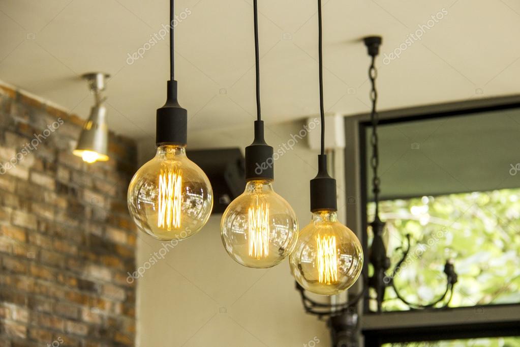 Glühende Retro Lampen Von Der Decke Hängen — Stockfoto